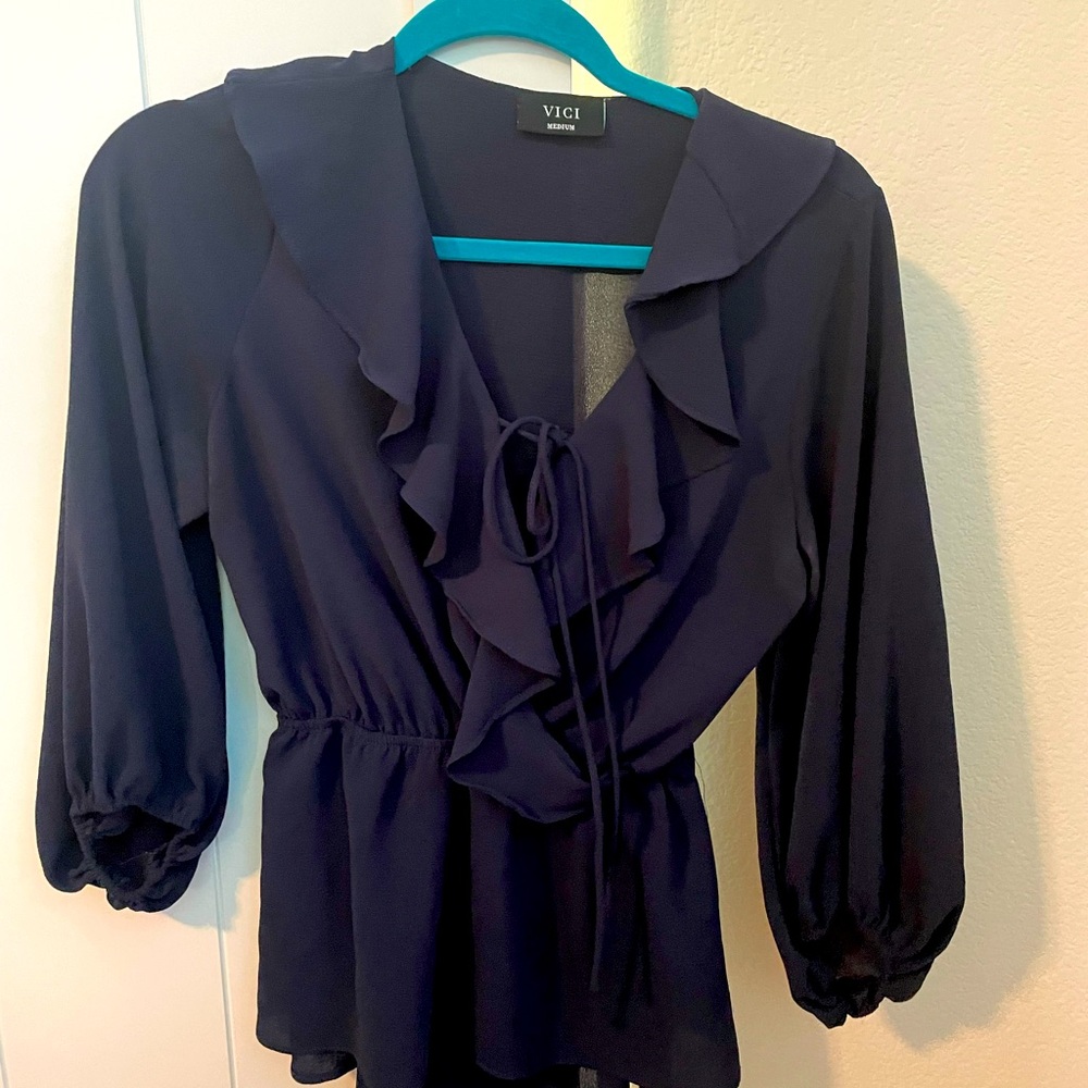 Vici blouse with ruffles and tie